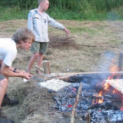 Zelfkook - de broodjes rossteren... - Scouts en Gidsen Zaventem 